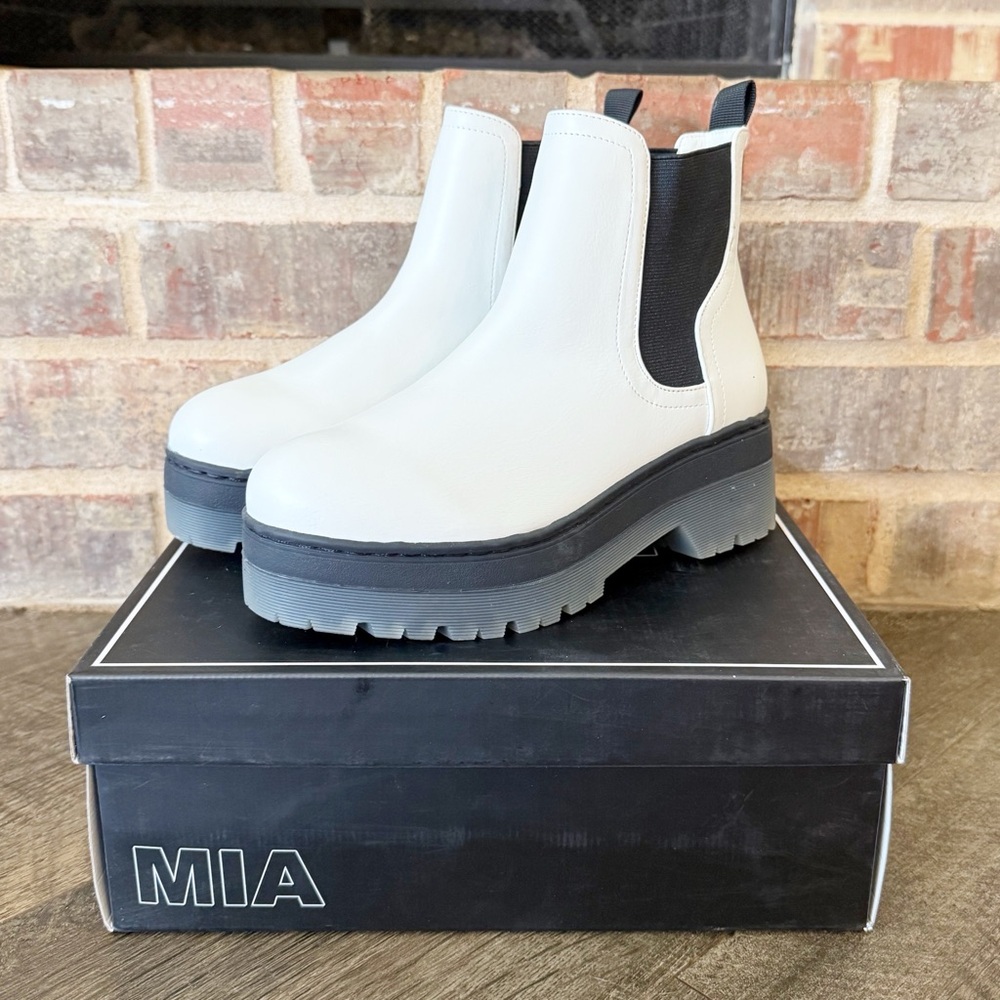 NWT MIA Cayson Chelsea Ankle Boot in White Malta, Size 6-1/2
